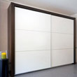 Eleganter Kleiderschrank, wei&szlig; lackiert, mit Br&uuml;ckenumbau in dunkel gebeizter Eiche. Eingefr&auml;ste Sprossen und Griffleisten aus silber eloxiertem Aluminium unterstreichen den hochwertigen Charakter dieses Solit&auml;rs.
